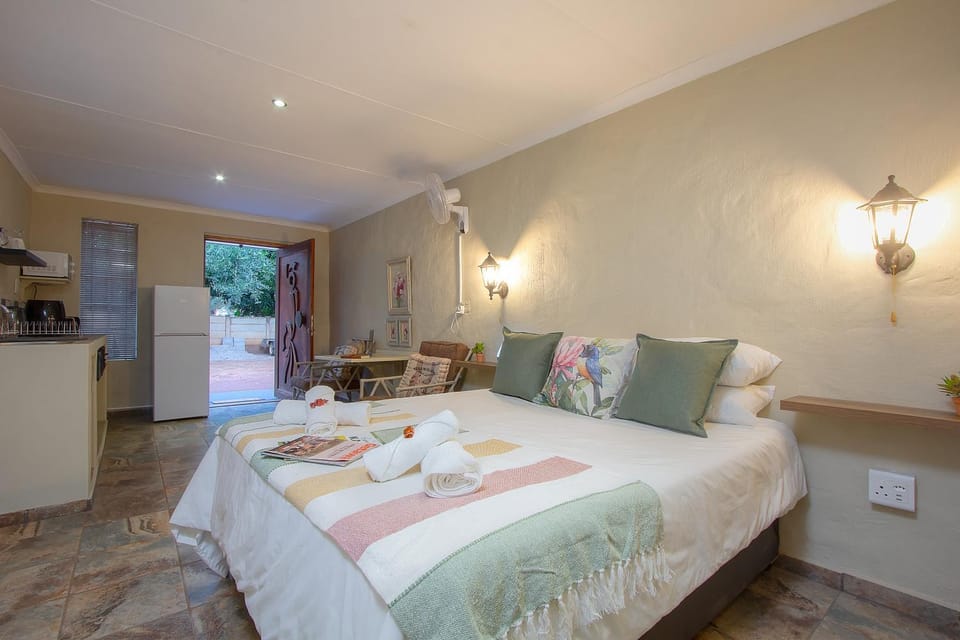 Bed, Kitchen or kitchenette, Photo of the whole room, Seating area, Bedroom, towels