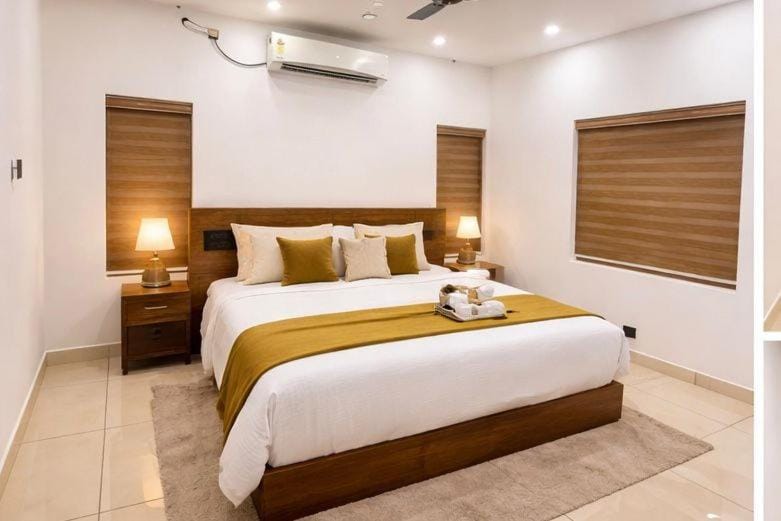 Bed, Photo of the whole room, towels, air conditioner