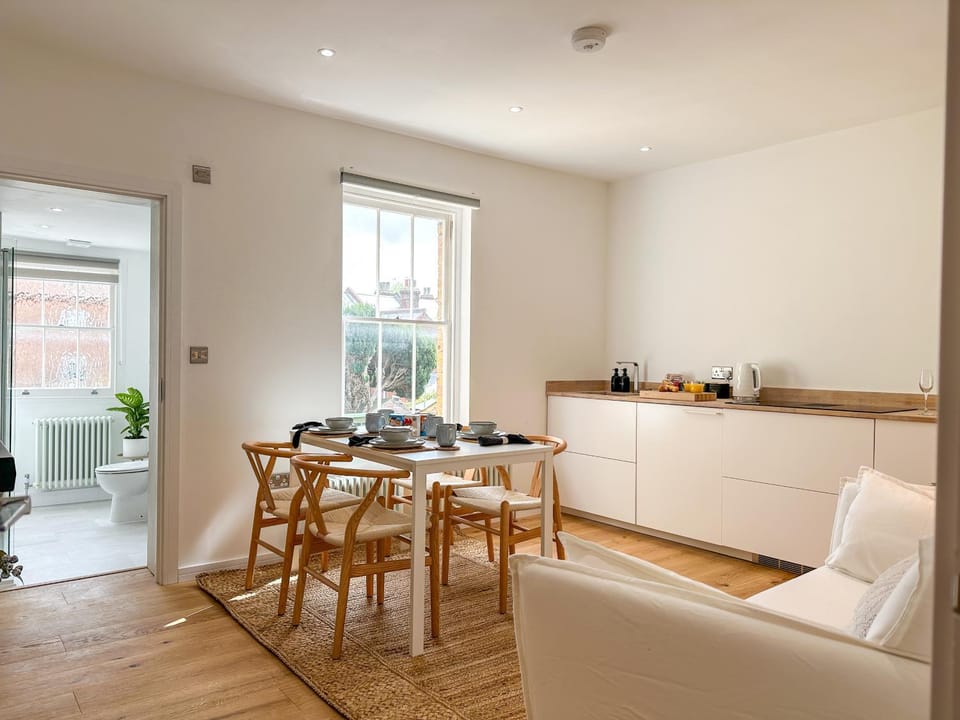 Kitchen or kitchenette, Living room, Seating area, Dining area