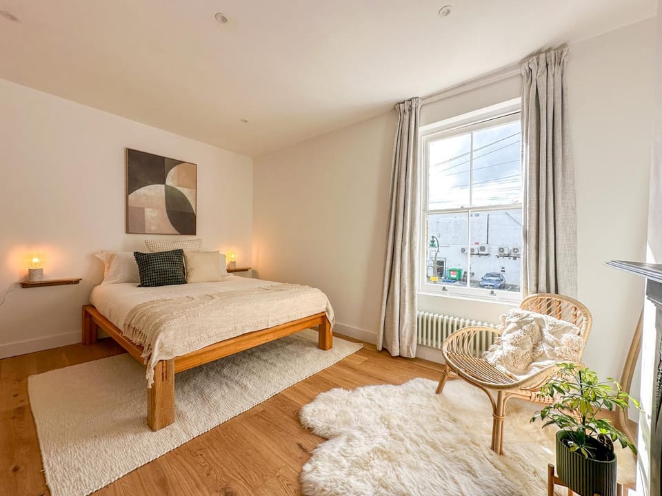 Bed, Living room, Photo of the whole room, Seating area, Bedroom