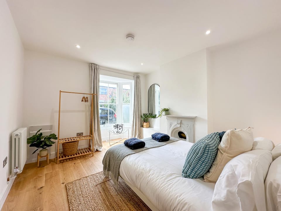 Bed, Photo of the whole room, Bedroom, towels