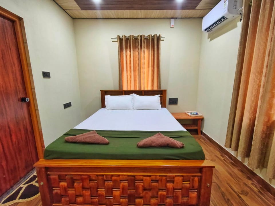 Bed, Photo of the whole room, Bedroom, air conditioner