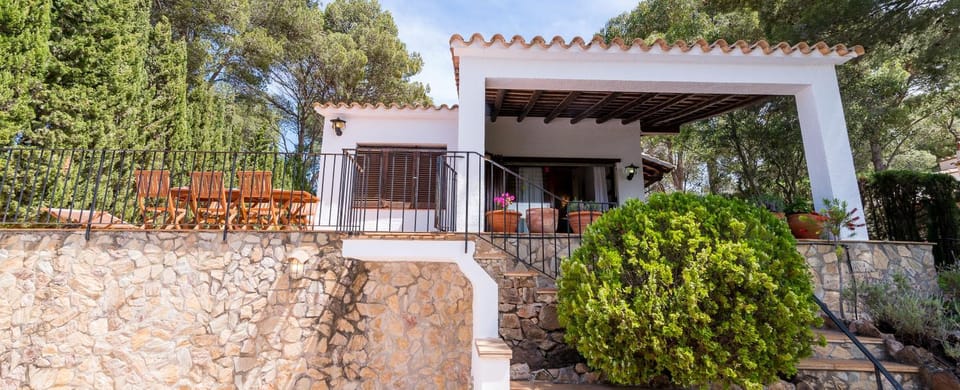 Property building, Day, Garden, Garden, Garden view