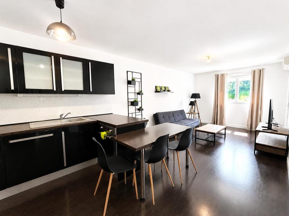 M076 T2 Chaleureux avec balcon verdoyant Apartment in Annemasse