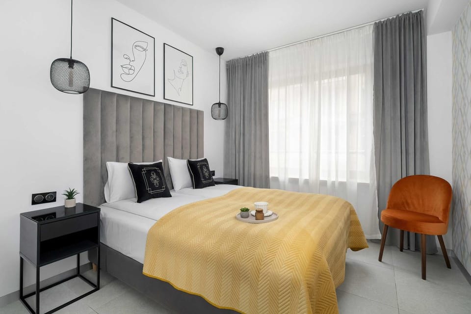 Bed, Photo of the whole room, Seating area, Bedroom