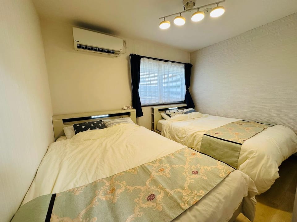 Bed, Photo of the whole room, Bedroom, air conditioner