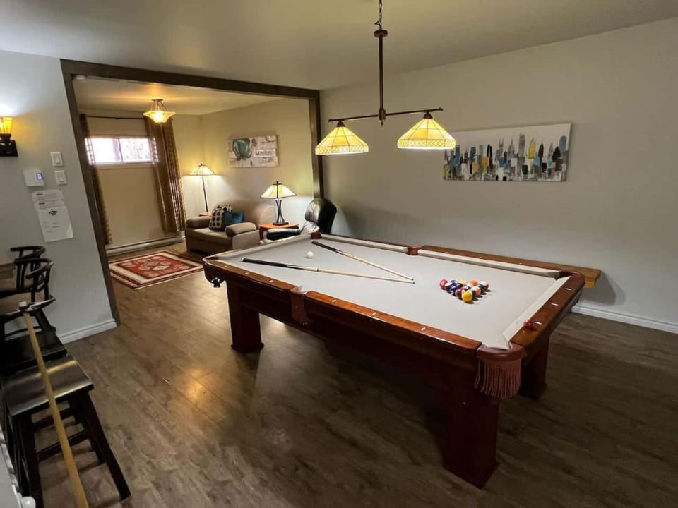 Spa & Pool Table - L Experience Chalet in Baie-Saint-Paul