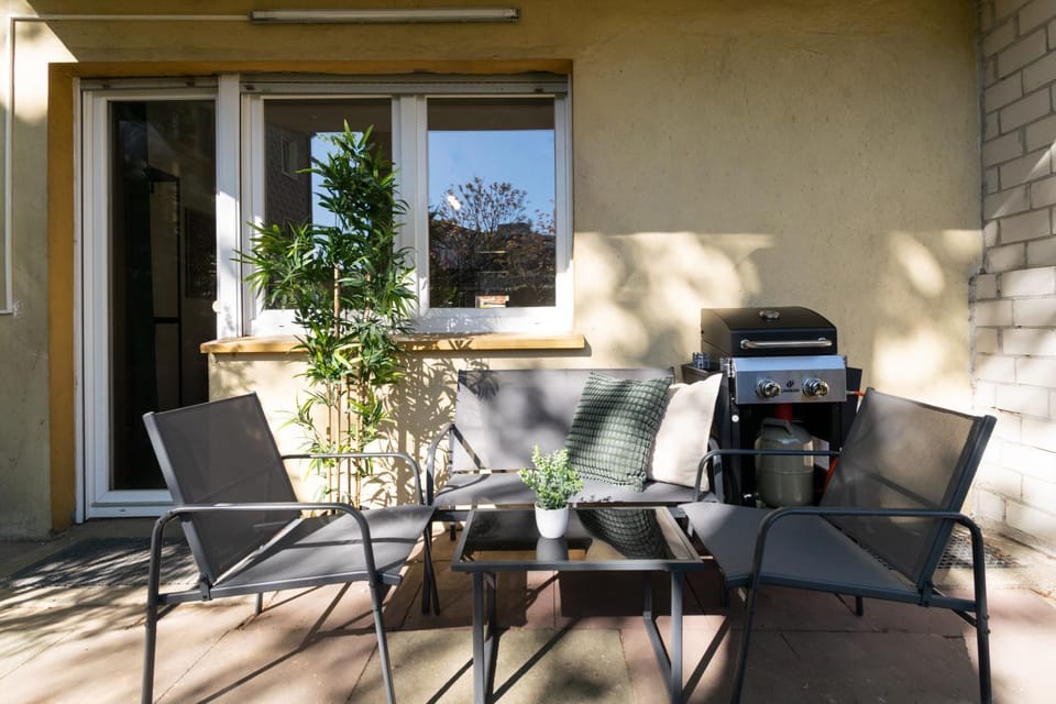 Patio, Day, Dining area