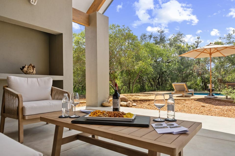 Patio, Garden, View (from property/room), Food and drinks, Seating area, Alcoholic drinks, sunbed