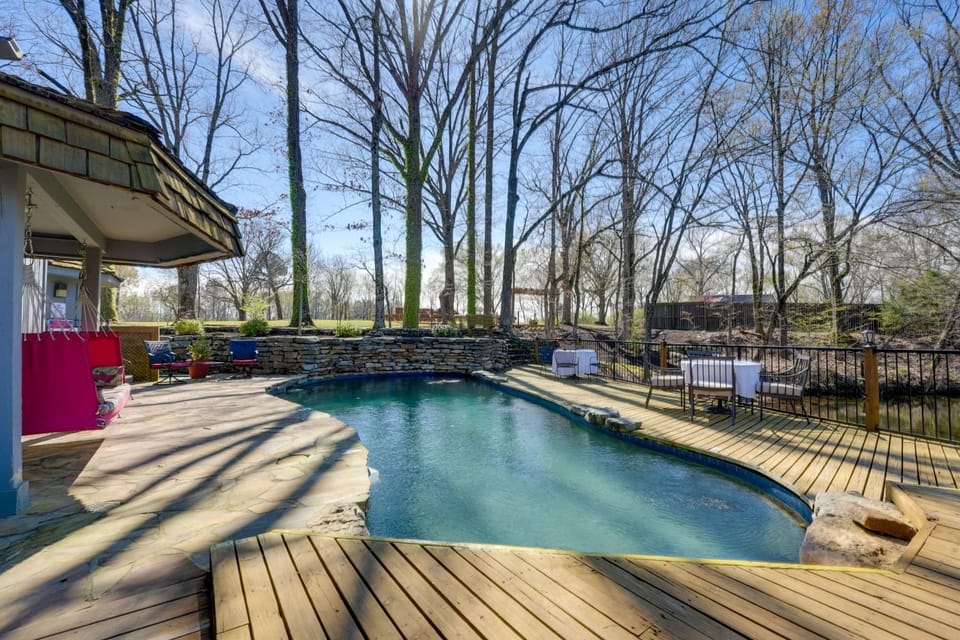 2 Private Pools! Stunning Southaven Group Getaway House in Southaven