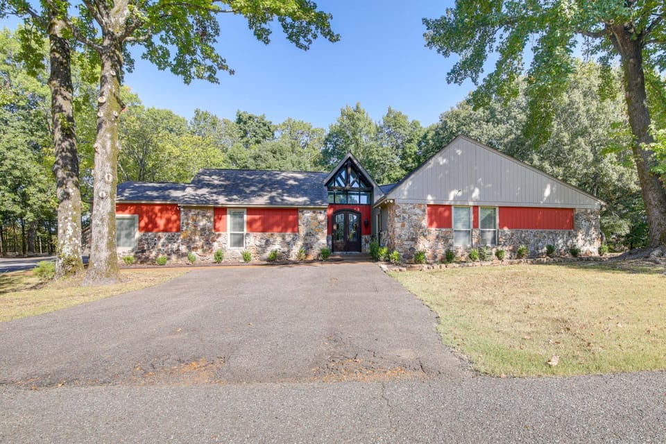 2 Private Pools! Stunning Southaven Group Getaway House in Southaven