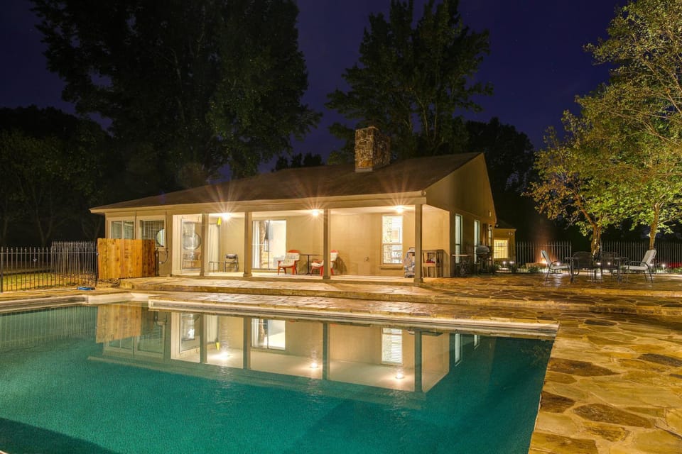 2 Private Pools! Stunning Southaven Group Getaway House in Southaven