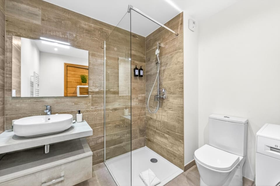 Shower, Toilet, Bathroom, towels