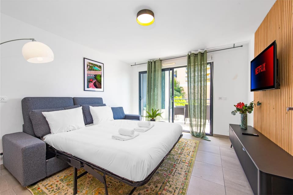 Bed, TV and multimedia, Living room