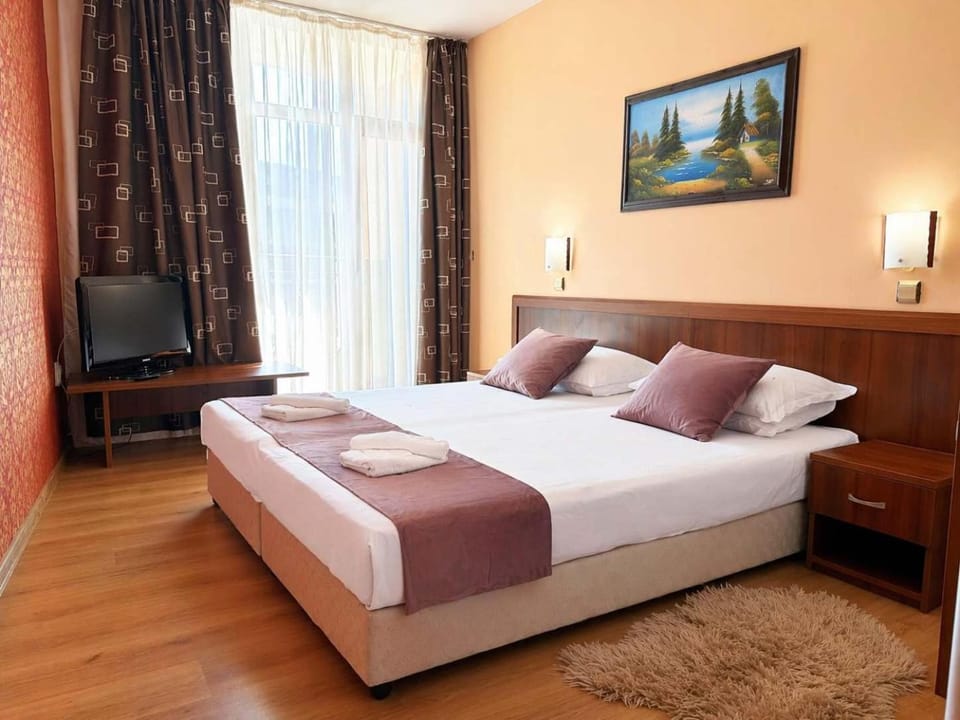 Bed, Photo of the whole room, Bedroom, towels