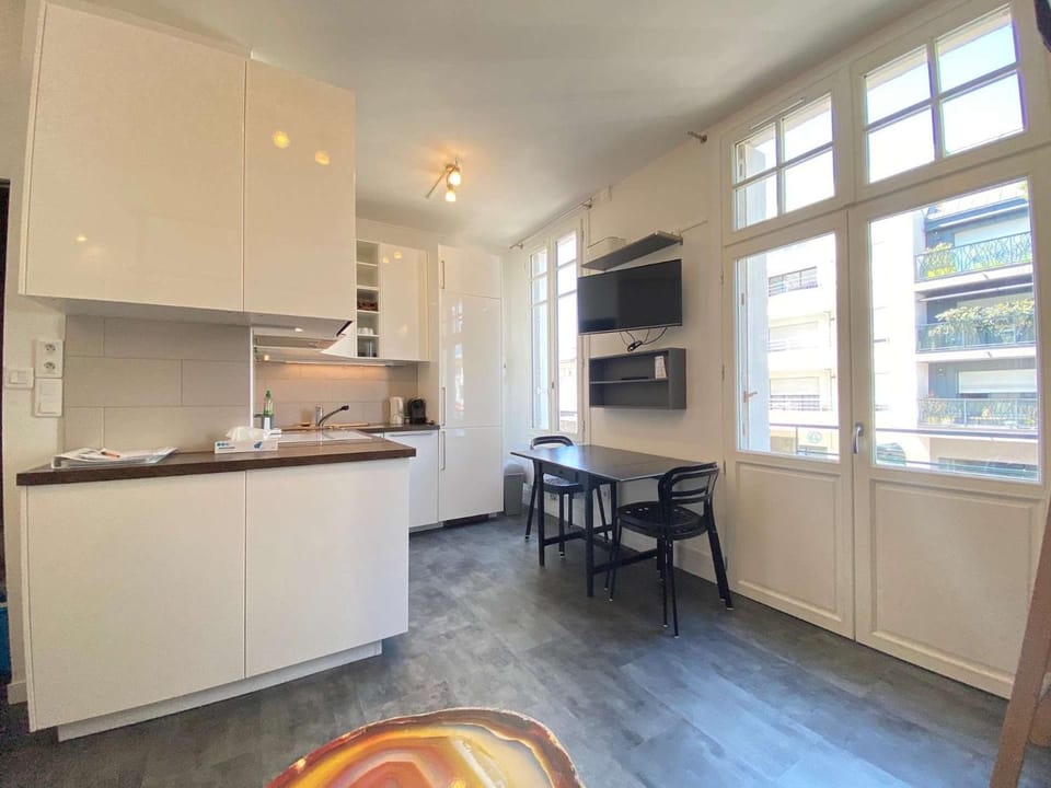 Kitchen or kitchenette, Dining area