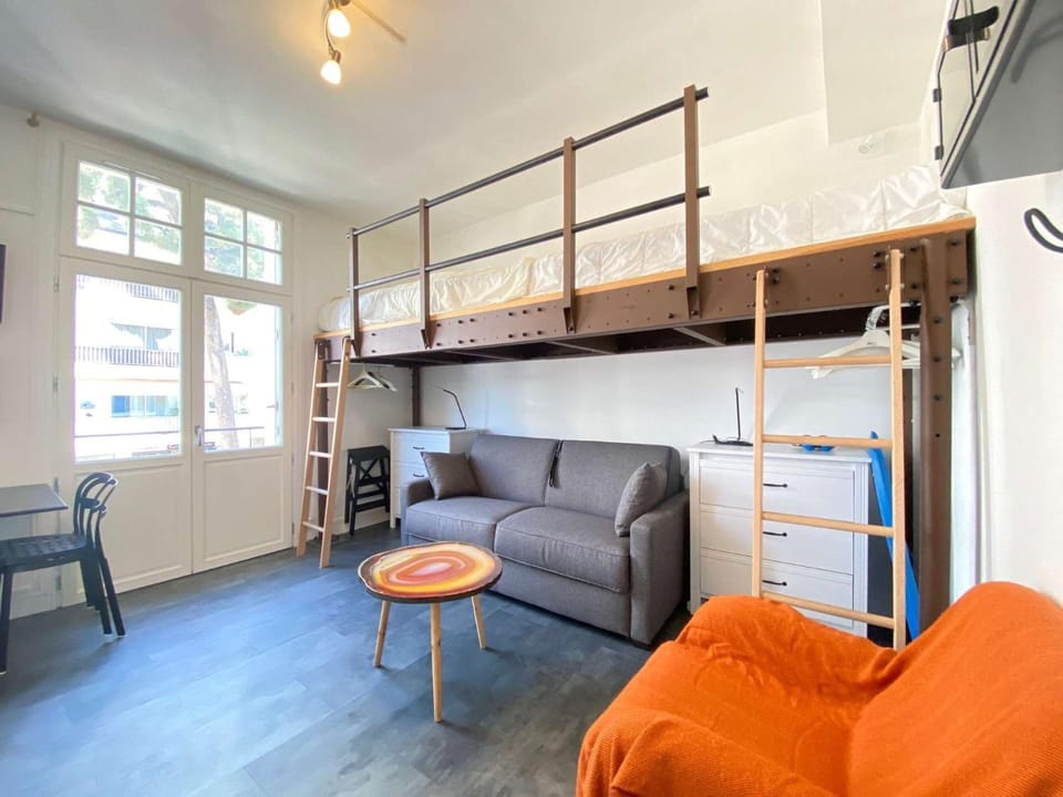 Bed, Living room