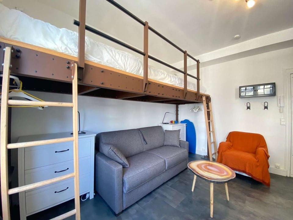 Bed, Living room