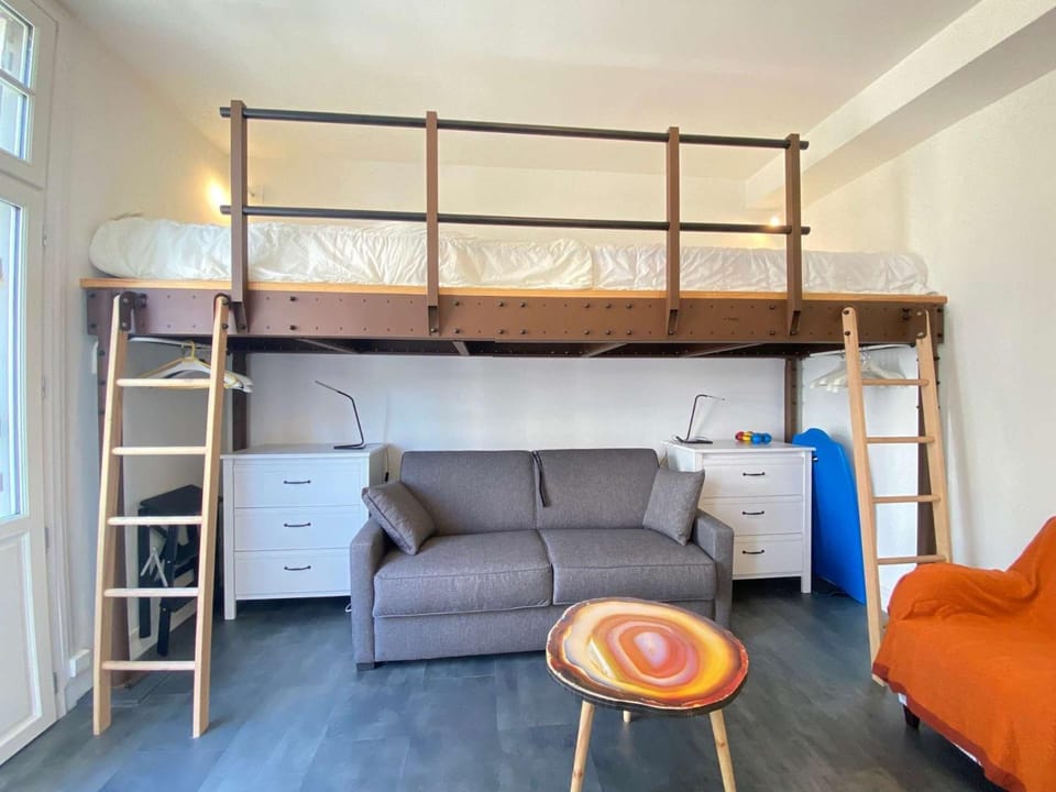 Bed, Living room