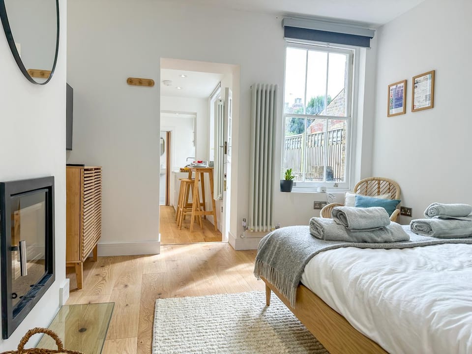 Bed, TV and multimedia, Living room, Photo of the whole room, Seating area, Bedroom