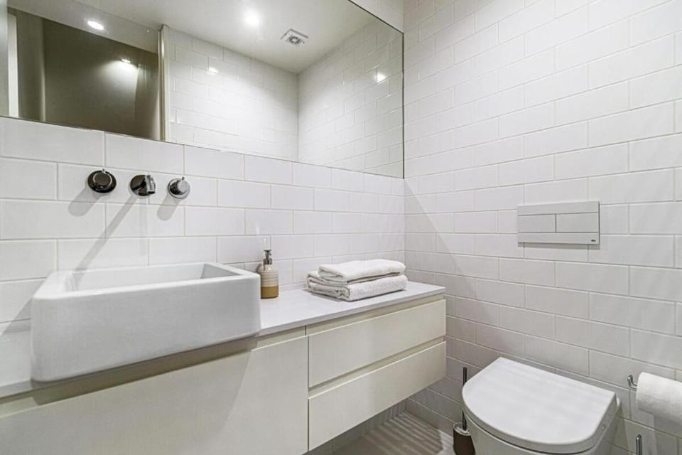 Toilet, Bathroom, towels
