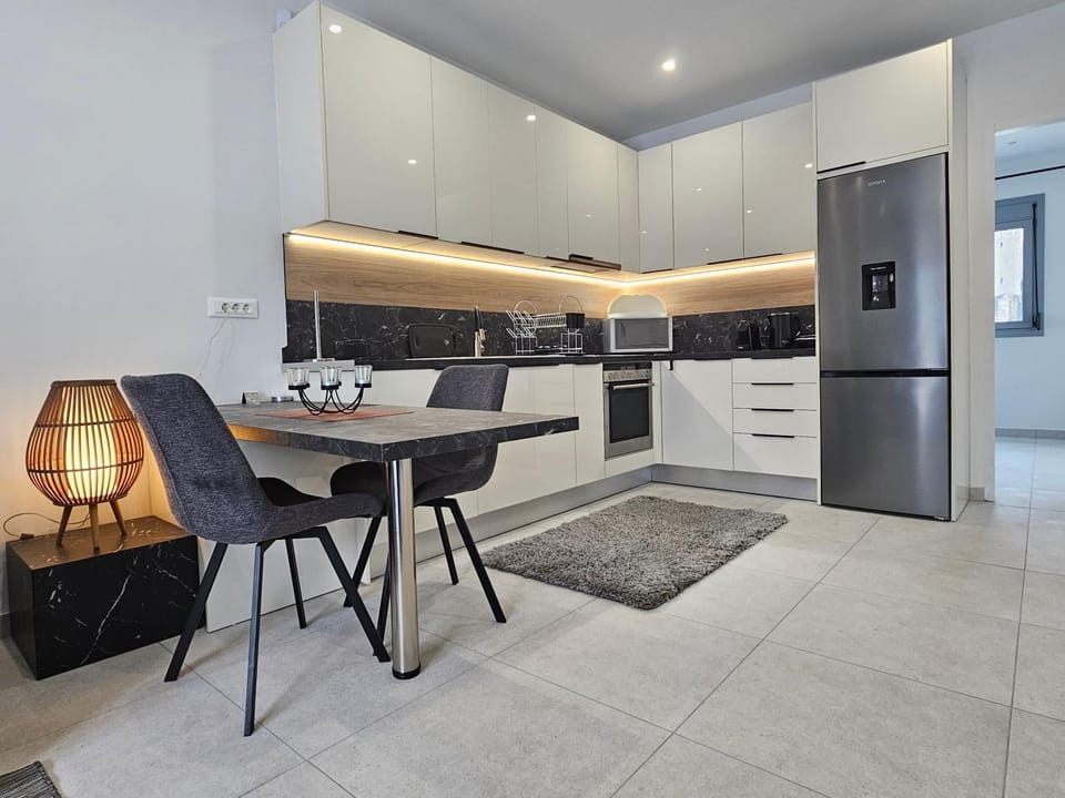 Kitchen or kitchenette, Dining area, oven