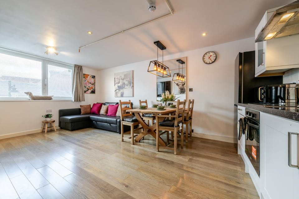 Group-Friendly Flat - 3 Beds, a Sofa Bed & Parking Apartment in Andover