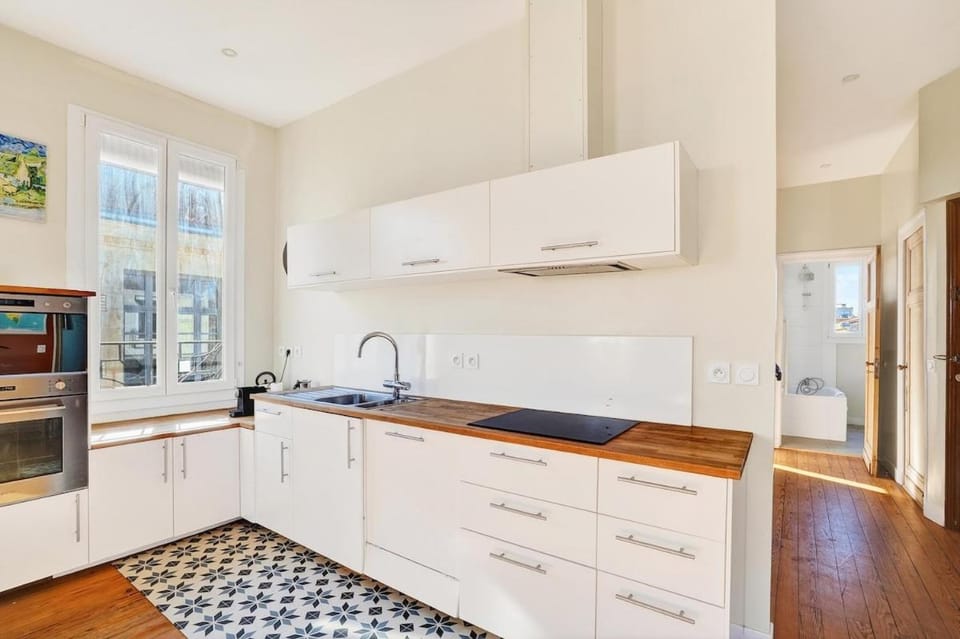 Spacious 2BR flat with balcony - historic center Apartment in Bordeaux
