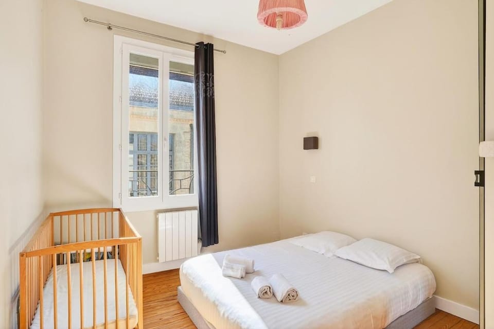 Spacious 2BR flat with balcony - historic center Apartment in Bordeaux