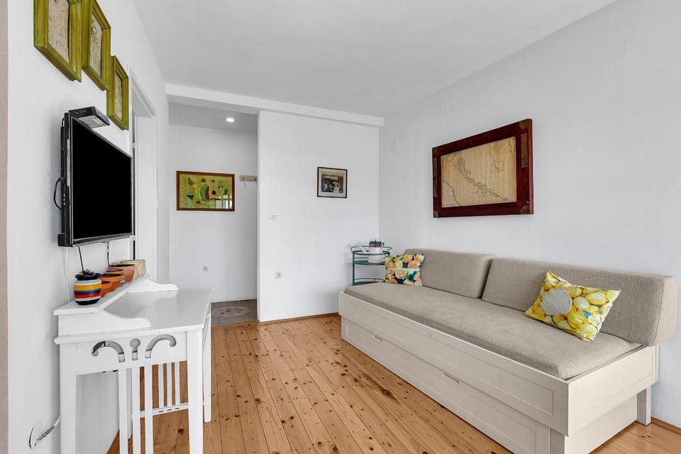 TV and multimedia, Living room, Seating area, Evening entertainment