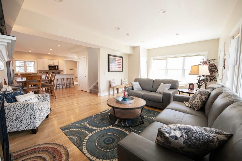 5 Bedroom with Ping Pong & Close to Park House in South Haven