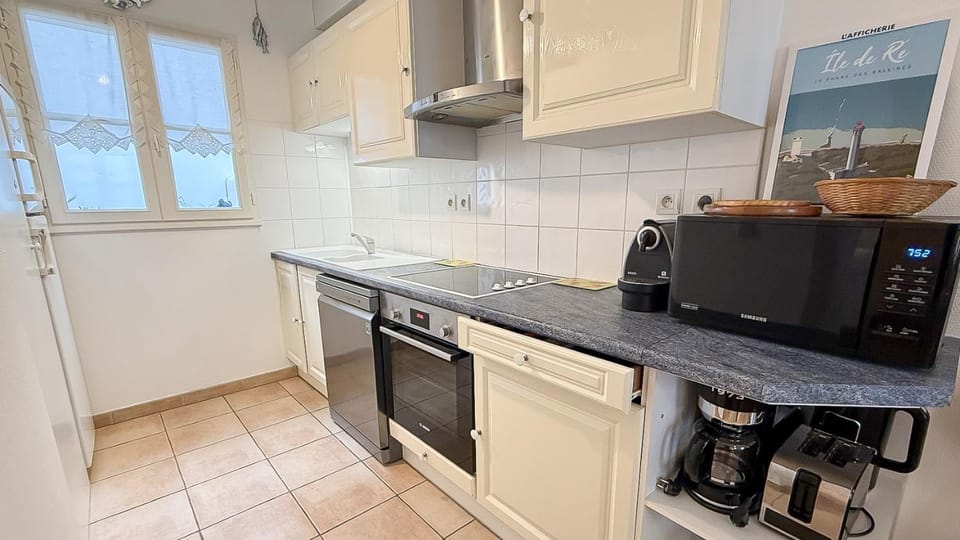 Coffee/tea facilities, Kitchen or kitchenette, dishwasher, oven, stove, toaster