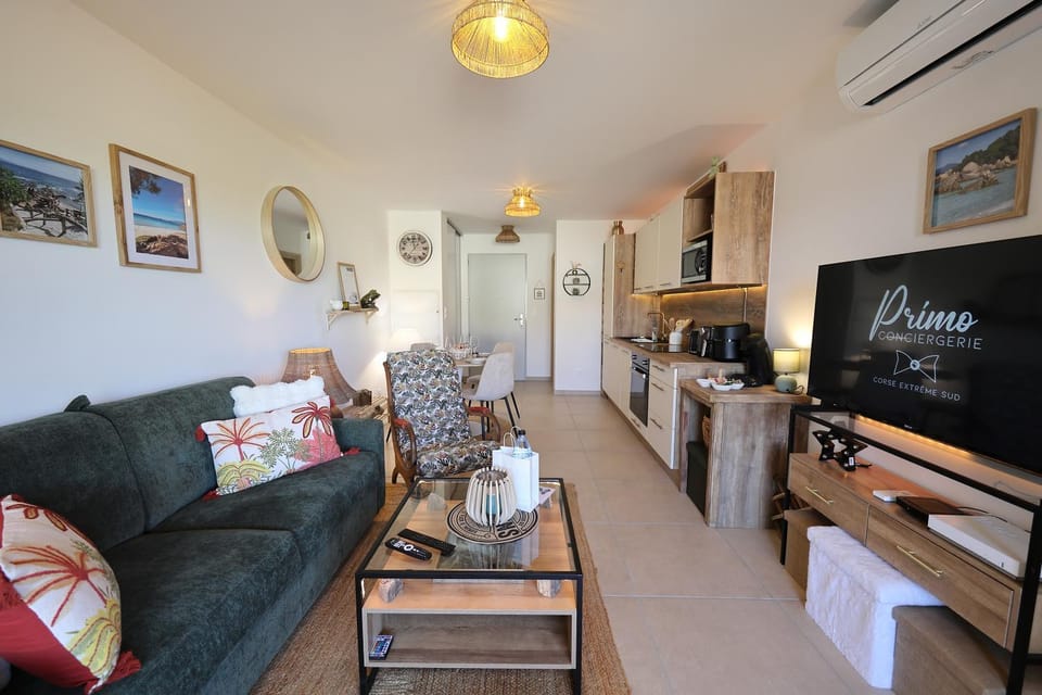 TV and multimedia, Kitchen or kitchenette, Living room, Seating area, Dining area, dishwasher, oven, stove
