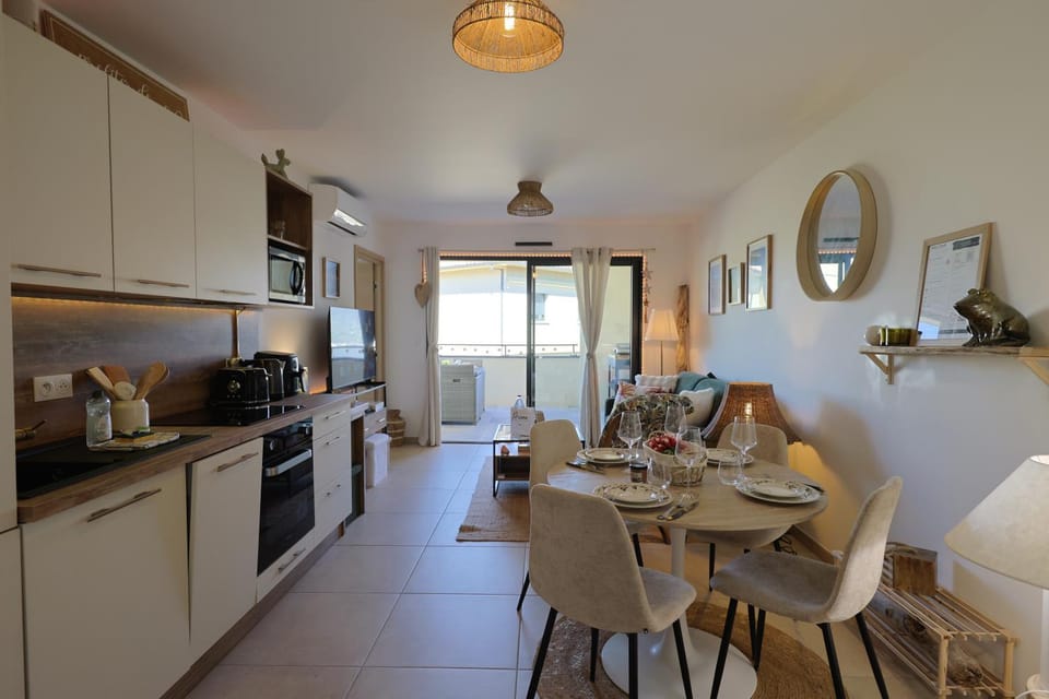 Kitchen or kitchenette, Living room, Seating area, Dining area, dishwasher, oven, stove, toaster