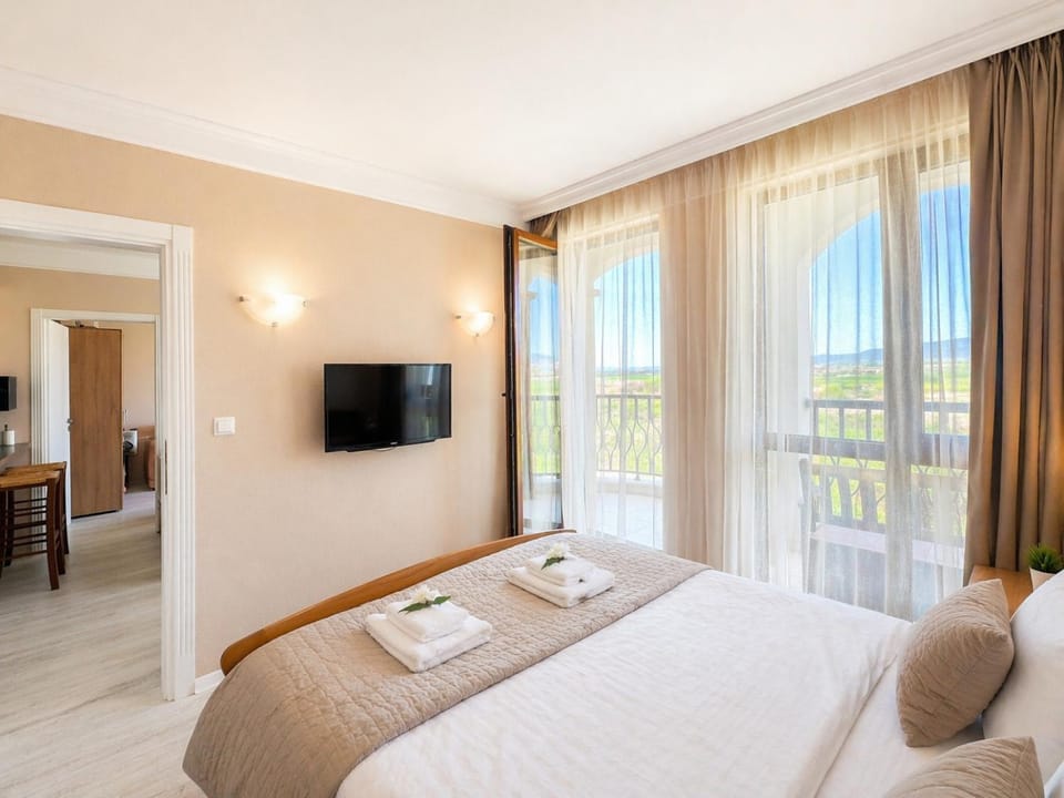 Bed, TV and multimedia, Bedroom, towels