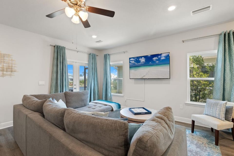 TV and multimedia, Living room, Decorative detail, Seating area