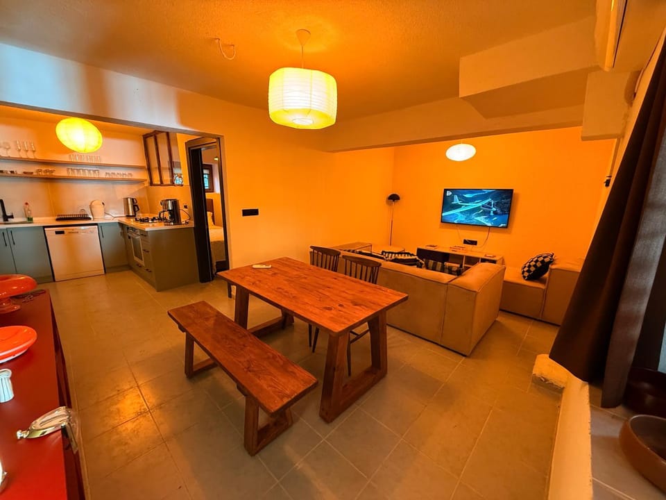 TV and multimedia, Kitchen or kitchenette, Living room, Seating area, Dining area