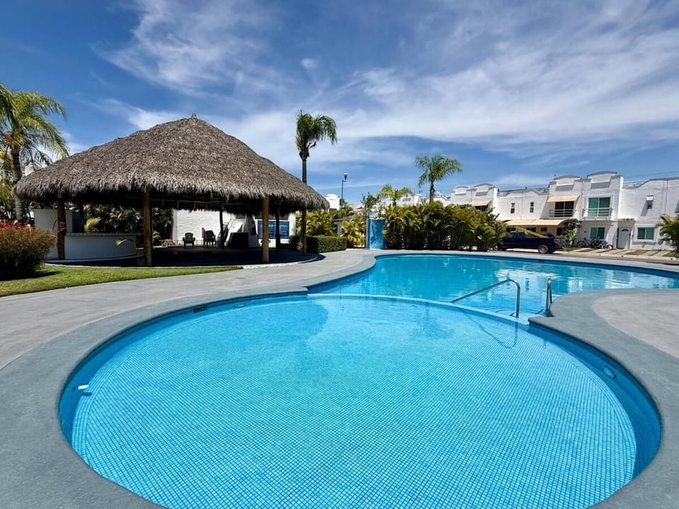 Day, Pool view