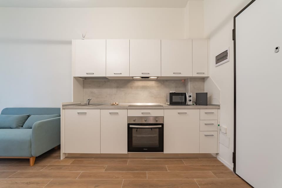 Coffee/tea facilities, Kitchen or kitchenette, oven, stove