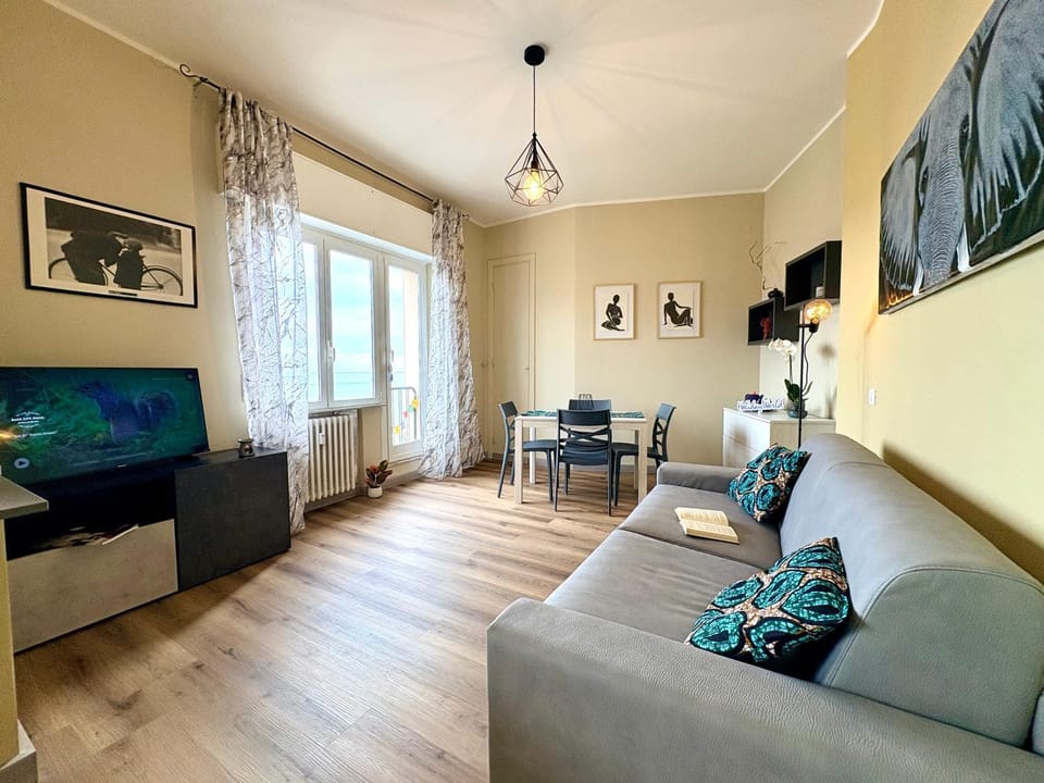 TV and multimedia, Living room, Seating area, Dining area
