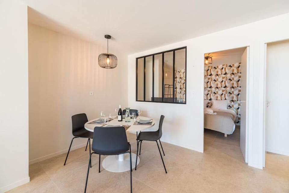 Dining area, Meals