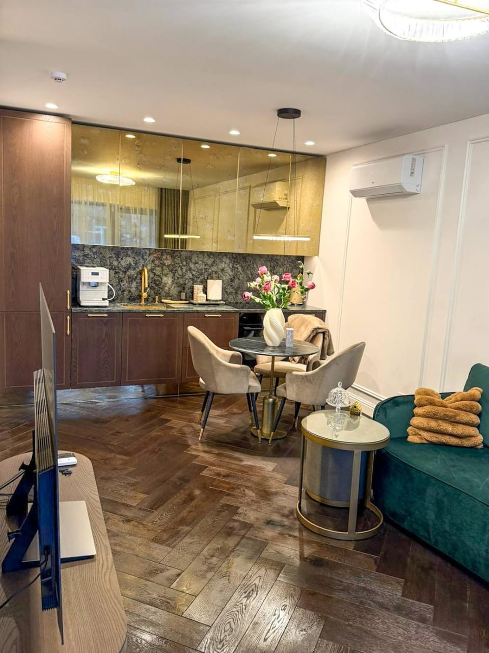 Kitchen or kitchenette, Dining area