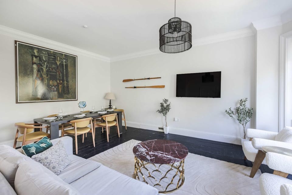 Prime Knightsbridge 4BR Close to Harrods Apartment in City of Westminster