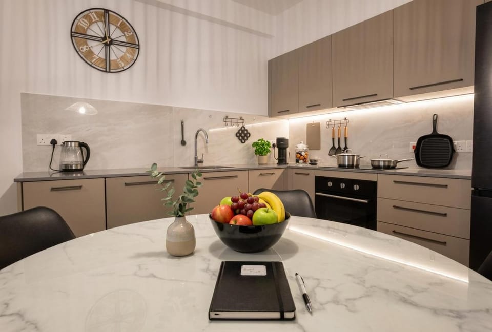 QosY BRANDNEW 2-BR-Apm Nespresso Bar prv Parking Apartment in Larnaca