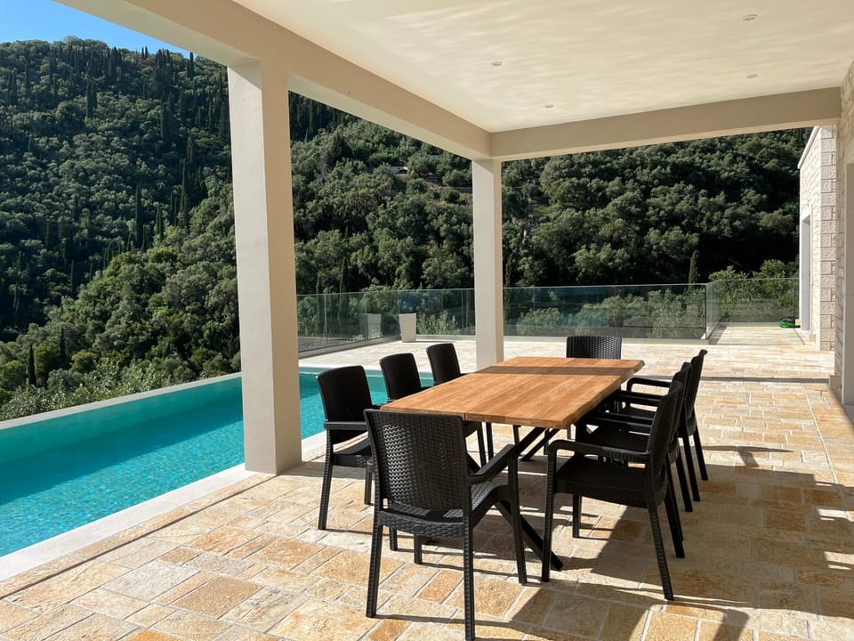 Patio, Natural landscape, View (from property/room), Balcony/Terrace, Dining area, Mountain view, Pool view, Swimming pool, Swimming pool