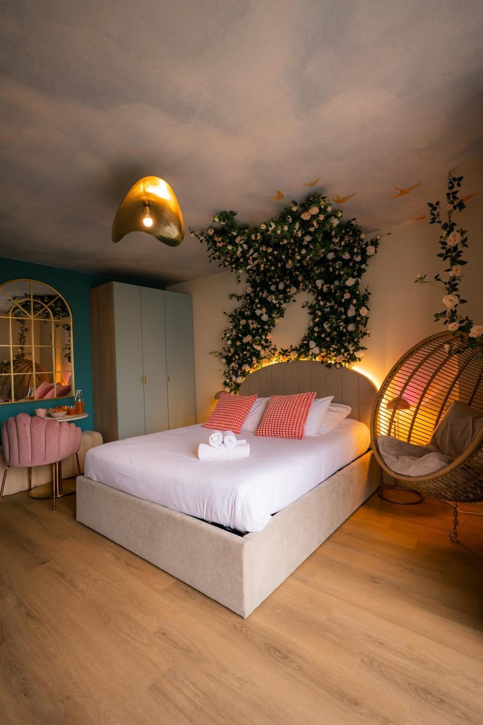 Photo of the whole room, Bedroom