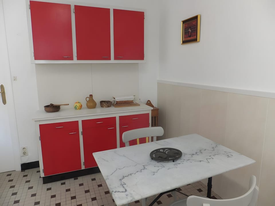Property building, Kitchen or kitchenette, Living room
