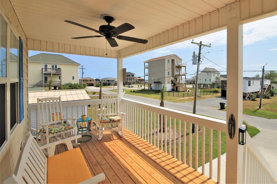 Relax at Beach Therapy, a 3-bedroom retreat in Surf City, perfect for family fun! House in Surf City