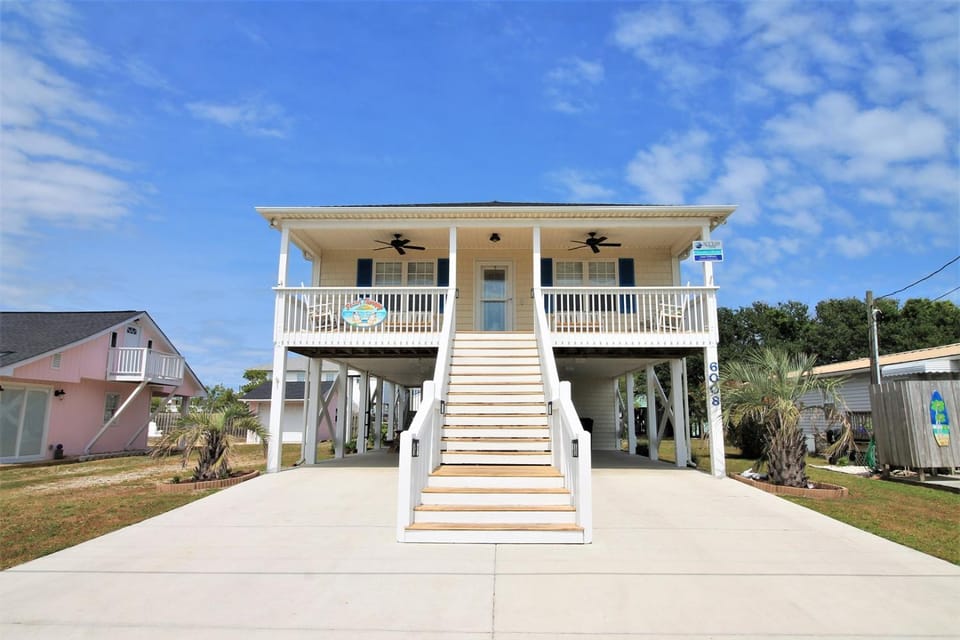 Relax at Beach Therapy, a 3-bedroom retreat in Surf City, perfect for family fun! House in Surf City