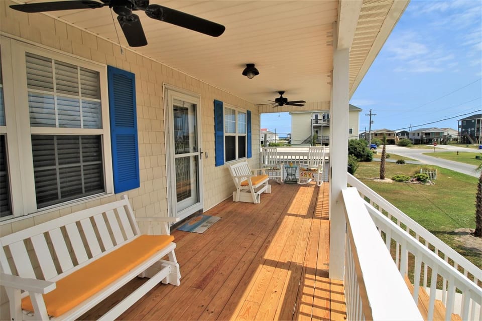 Relax at Beach Therapy, a 3-bedroom retreat in Surf City, perfect for family fun! House in Surf City